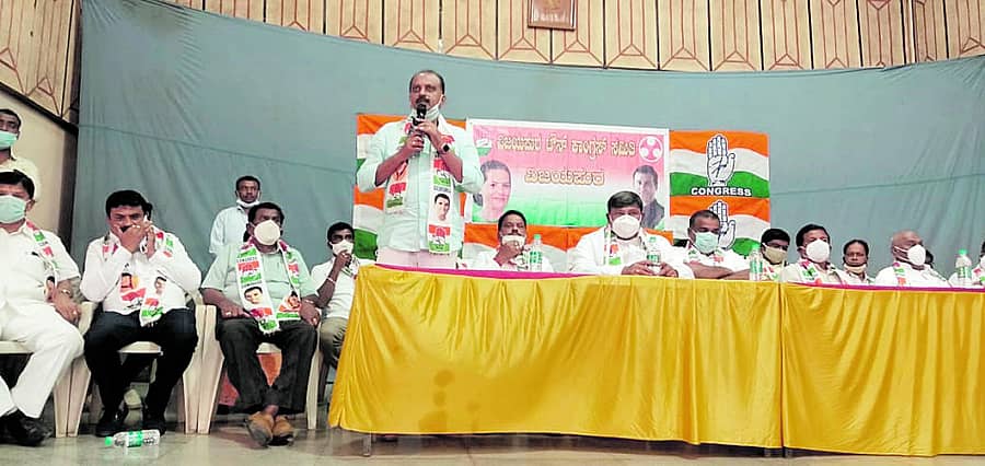ವಿಜಯಪುರದಲ್ಲಿ ಕಾಂಗ್ರೆಸ್ ಕಾರ್ಯಕರ್ತರ ಸಭೆಯಲ್ಲಿ ಕೆಪಿಸಿಸಿ ಕಾರ್ಯದರ್ಶಿ ವಿ.ಮಂಜುನಾಥ್ ಮಾತನಾಡಿದರು