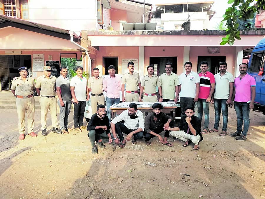 ‘ಡಿ ಗ್ಯಾಂಗ್’ನ ಬಂಧಿತ ಆರೋಪಿಗಳು ಹಾಗೂ ಕಾರ್ಯಾಚರಣೆ ನಡೆಸಿದ ಪೊಲೀಸರ ತಂಡ