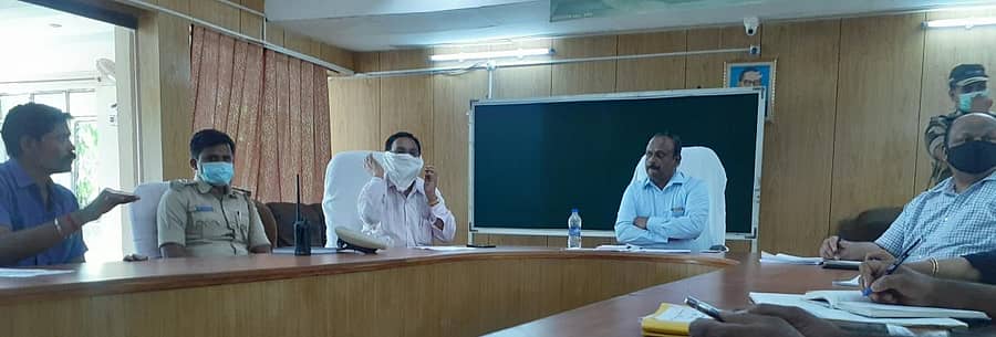 ಶಕ್ತಿನಗರದಲ್ಲಿ ಮಂಗಳವಾರ ಆರ್ಟಿಪಿಎಸ್ ಮುಖ್ಯ ಕಾರ್ಯನಿರ್ವಹಕ ನಿರ್ದೇಶಕ ಕೆ.ವಿ.ವೆಂಕಟಚಲಾಪತಿ ಅವರ ಅಧ್ಯಕ್ಷತೆಯಲ್ಲಿ ಬೂದಿ ಸಾಗಣೆ ಮಾಡುವ ಏಜೆನ್ಸಿಗಳ ಮಾಲೀಕರದೊಂದಿಗೆ ಸಭೆ ನಡೆಯಿತು