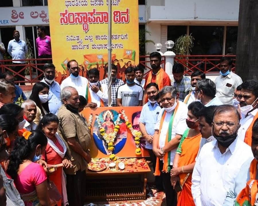 ಬೆಳಗಾವಿಯಲ್ಲಿ ಮಂಗಳವಾರ ನಡೆದ ಬಿಜೆಪಿ ಸಂಸ್ಥಾಪನಾ ದಿನ ಕಾರ್ಯಕ್ರಮದಲ್ಲಿ ಸಚಿವ ಜಗದೀಶ ಶೆಟ್ಟರ್ ಮತ್ತು ಮುಖಂಡರು ಪಾಲ್ಗೊಂಡರು