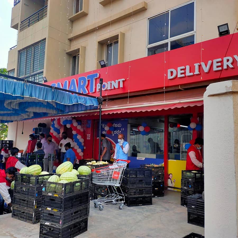 ಕೋವಿಡ್‌ ನಿಯಂತ್ರಣ ನಿಯಮ ಪಾಲಿಸಲು ಕ್ರಮ ಕೈಗೊಳ್ಳದ ಕಾರಣಕ್ಕೆ ಮುದ್ದಿನ ಪಾಳ್ಯದ ರಿಲಯನ್ಸ್‌ ಫ್ರೆಶ್‌ ಮಾರ್ಟ್‌ ಮಳಿಗೆಯನ್ನು ಬಿಬಿಎಂಪಿ ಅಧಿಕಾರಿಗಳು ಮಂಗಳವಾರ ಮುಚ್ಚಿಸಿದರು