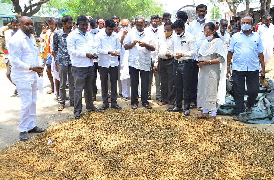 ಯಾದಗಿರಿಯ ಕೃಷಿ ಉತ್ಪನ್ನ ಮಾರುಕಟ್ಟೆಗೆ ಶಾಸಕ ವೆಂಕಟರೆಡ್ಡಿ ಮುದ್ನಾಳ ಭೇಟಿ ನೀಡಿ ಪರಿಶೀಲಿಸಿದರು