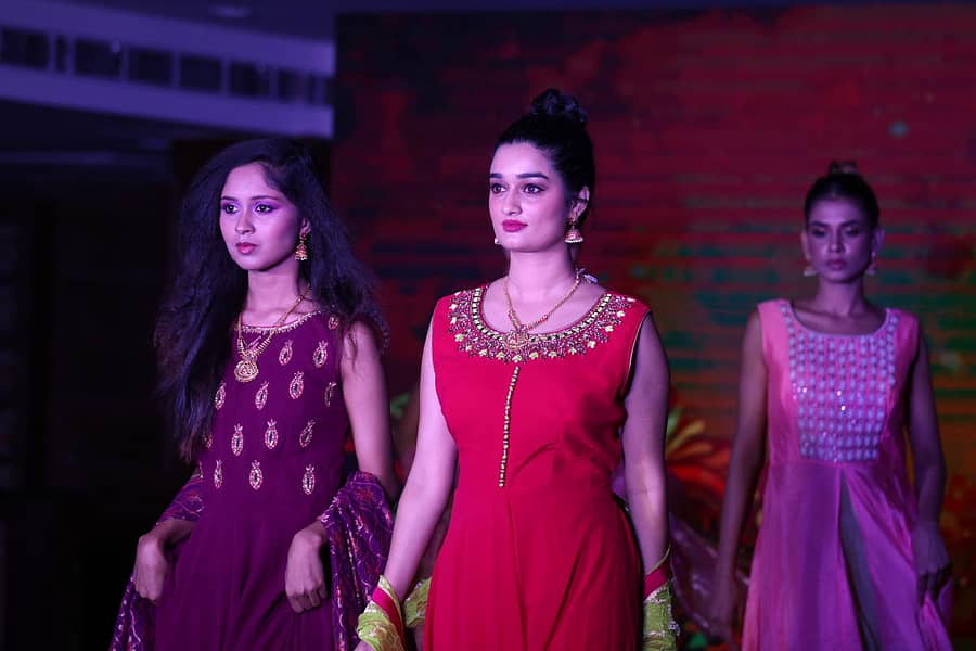 ಸುದರ್ಶನ್ ಸಿಲ್ಕ್ಸ್ನಲ್ಲಿ ಆಯೋಜಿಸಿದ್ದ ಫ್ಯಾಷನ್ ಶೋ ಕಾರ್ಯಕ್ರಮದಲ್ಲಿ ಪಾಲ್ಗೊಂಡಿದ್ದ ರೂಪದರ್ಶಿಯರು