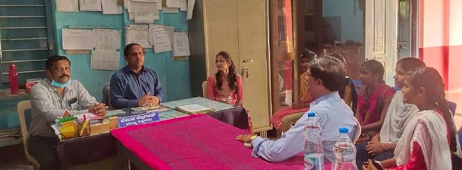 ಪರೀಕ್ಷಾ ಪೇ ಚರ್ಚಾ ಕಾರ್ಯಕ್ರಮದ ಹಿನ್ನೆಲೆಯಲ್ಲಿ ಮಂಗಳವಾರ ಅಲ್ಬಾಡಿ ಆರ್ಡಿಯ ಶಾಲೆಗೆ ಭೇಟಿನೀಡಿದ ಡಿಡಿಪಿಐ ಎನ್.ಎಚ್.ನಾಗೂರ, ವಿದ್ಯಾರ್ಥಿನಿ ಅನುಷಾ ಜತೆ ಚರ್ಚಿಸಿದರು.