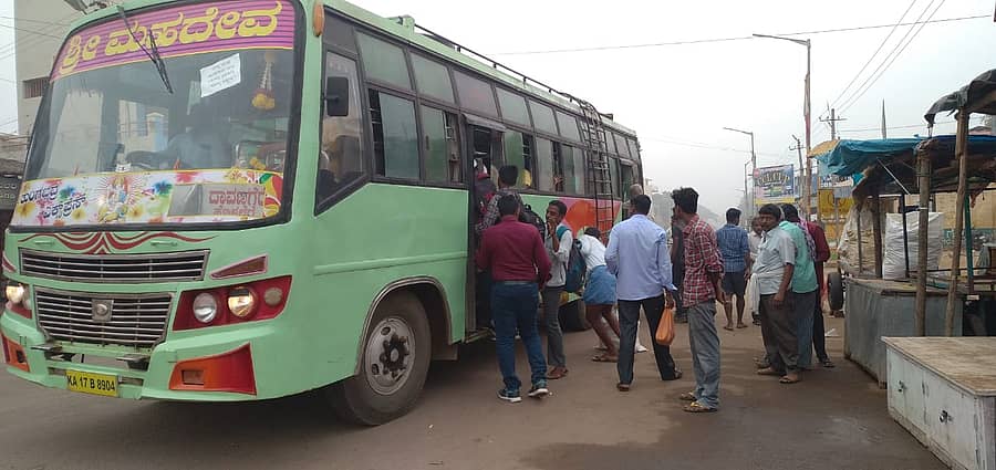 ಚಿತ್ರದುರ್ಗ: ಚಿಕ್ಕಜಾಜೂರಿನಲ್ಲಿ ಖಾಸಗಿ ಬಸ್ಗೆ ಮುಗಿಬಿದ್ದ ಪ್ರಯಾಣಿಕರು.