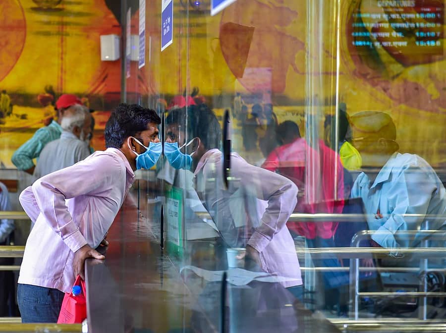 ಬೆಂಗಳೂರು ರೈಲ್ವೆ ನಿಲ್ದಾಣದಲ್ಲಿ ರೈಲ್ವೆ ಸಿಬ್ಬಂದಿಯಿಂದ ಮಾಹಿತಿ ಪಡೆಯುತ್ತಿರುವ ಪ್ರಯಾಣಿಕ–ಸಾಂದರ್ಭಿಕ ಚಿತ್ರ