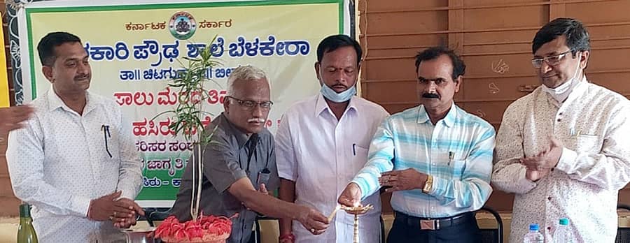 ಚಿಟಗುಪ್ಪ ತಾಲ್ಲೂಕಿನ ಬೆಳಕೇರಾ ಗ್ರಾಮದ ಸರ್ಕಾರಿ ಪ್ರೌಢ ಶಾಲೆಯಲ್ಲಿ ಮಂಗಳವಾರ ಗಣ್ಯರು ಜ್ಯೋತಿ ಬೆಳಗಿಸಿ ಇಕೊ ಕ್ಲಬ್ ಉದ್ಘಾಟಿಸಿದರು