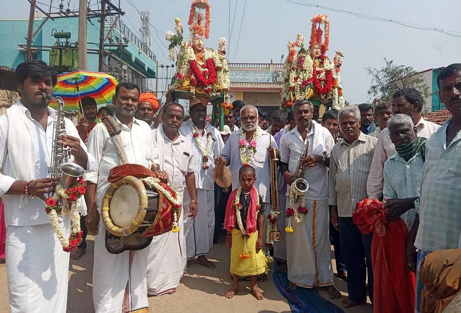 ಶ್ರೀರಂಗಪಟ್ಟಣ ತಾಲ್ಲೂಕು ಪಾಲಹಳ್ಳಿಯಲ್ಲಿ ಮಂಗಳವಾರ ದೊಡ್ಡಮ್ಮ ಮತ್ತು ಚಿಕ್ಕಮ್ಮ ದೇವರ ಉತ್ಸವ ನಡೆಯಿತು (ಎಡಚಿತ್ರ). ಹರಕೆ ಹೊತ್ತವರು ಬಾಯಿಬೀಗ ಚುಚ್ಚಿಸಿಕೊಂಡರು