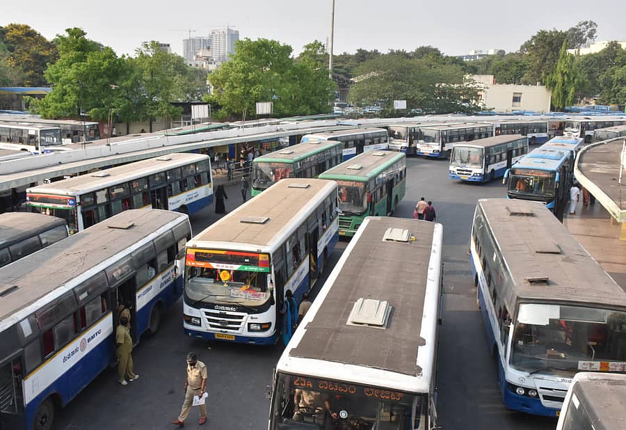 ಬಿಎಂಟಿಸಿ ಬಸ್‌ ನಿಲ್ದಾಣದಲ್ಲಿ ನಿಂತಿರುವ ಬಸ್‌ಗಳು –ಪ್ರಜಾವಾಣಿ ಚಿತ್ರ
