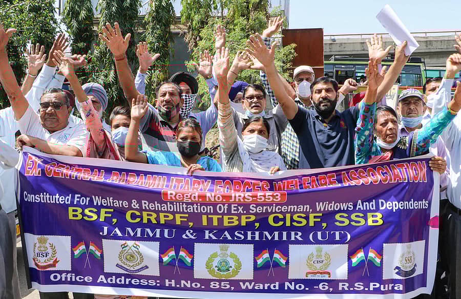 ರಾಕೇಶ್ವರ ಸಿಂಗ್‌ ಮನ್ಹಾಸ್‌ ಅವರ ಬಿಡುಗಡೆಗೆ ಒತ್ತಾಯಿಸಿ ಜಮ್ಮುದಲ್ಲಿ ಮಾಜಿ ಸೈನಿಕರು ಬುಧವಾರ ಪ್ರತಿಭಟನೆ ನಡೆಸಿದರು   ಪಿಟಿಐ ಚಿತ್ರ