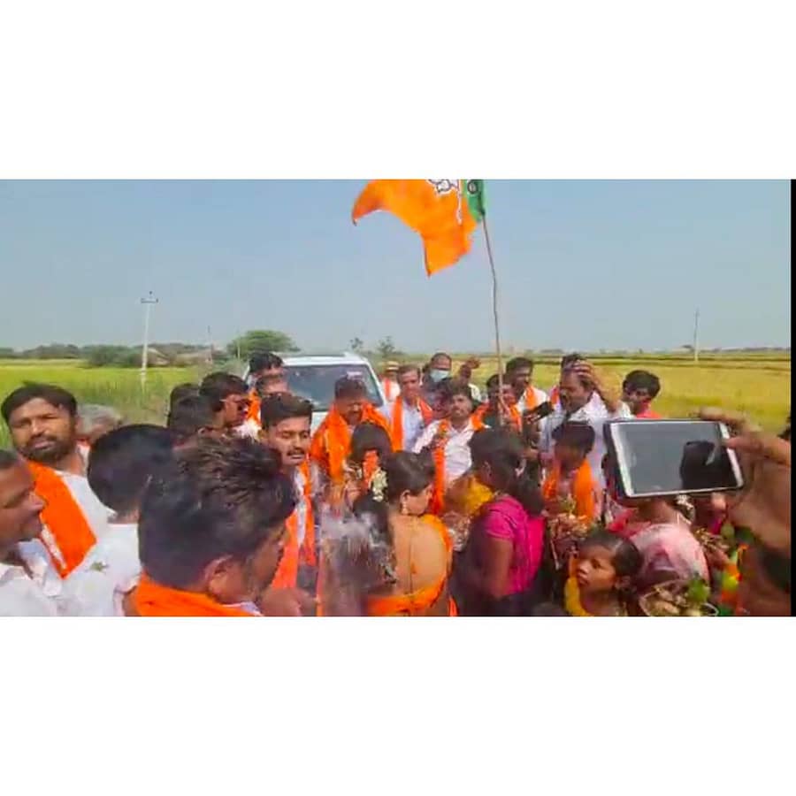 ಮಸ್ಕಿ ವಿಧಾನಸಭಾ ಕ್ಷೇತ್ರ ವ್ಯಾಪ್ತಿಯ ಕಣ್ಣೂರ ಗ್ರಾಮದಲ್ಲಿ ಬಿಜೆಪಿ ಅಭ್ಯರ್ಥಿ ಪ್ರತಾಪಗೌಡ ಪಾಟೀಲ ಪರ ಪ್ರಚಾರಕ್ಕೆ ಬಂದಿದ್ದ ಹೊನ್ನಾಳಿ ಶಾಸಕ ರೇಣುಕಾಚಾರ್ಯ ಅವರಿಗೆ ಆರತಿ ಬೆಳಗಲು ಬಂದಿದ್ದ ಮಹಿಳೆಯ ಕೂದಲಿಗೆ ಆಕಸ್ಮಿಕವಾಗಿ ಬೆಂಕಿ ತಗುಲಿದ ಘಟನೆ ನಡೆಯಿತು