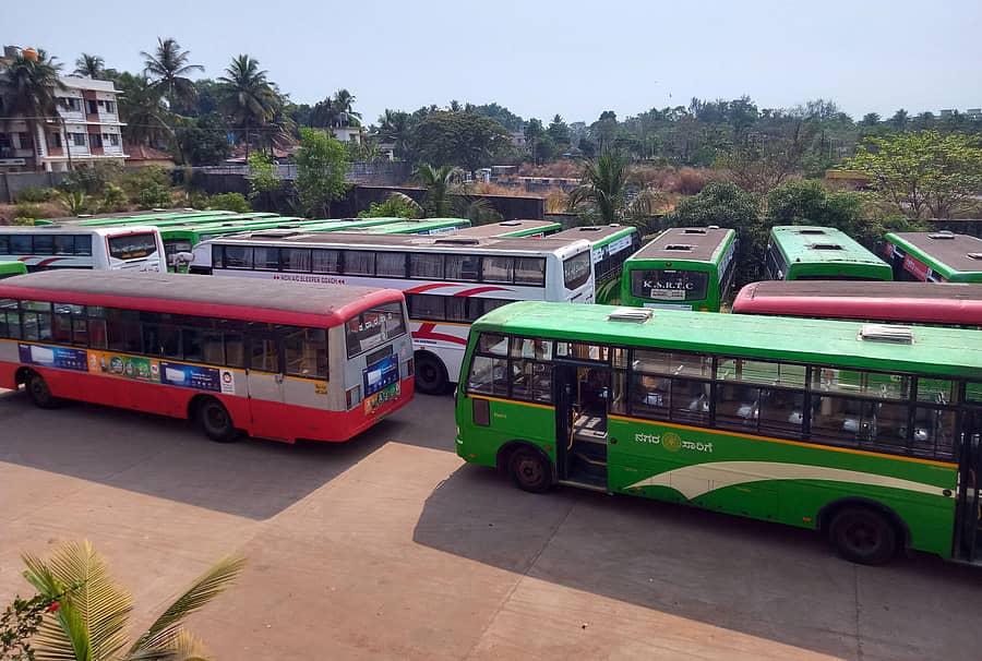 ಸಾರಿಗೆ ಮುಷ್ಕರದ ದಿನವಾದ ಬುಧವಾರ ಉಡುಪಿಯ ನಿಟ್ಟೂರಿನಲ್ಲಿರುವ ಕೆಎಸ್‌ಆರ್‌ಟಿಸಿ ಡಿಪೋದಲ್ಲಿ ನಿಂತಿರುವ ಬಸ್‌ಗಳು