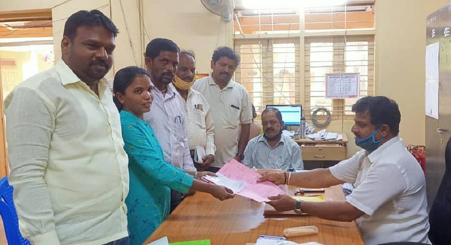 ಜಿಲ್ಲಾ ಕಸಾಪ ಅಧ್ಯಕ್ಷ ಚುನಾವಣೆಗೆ ಸ್ನೇಹ ಅವರು ಬುಧವಾರ ನಾಮಪತ್ರ ಸಲ್ಲಿಸಿದರು