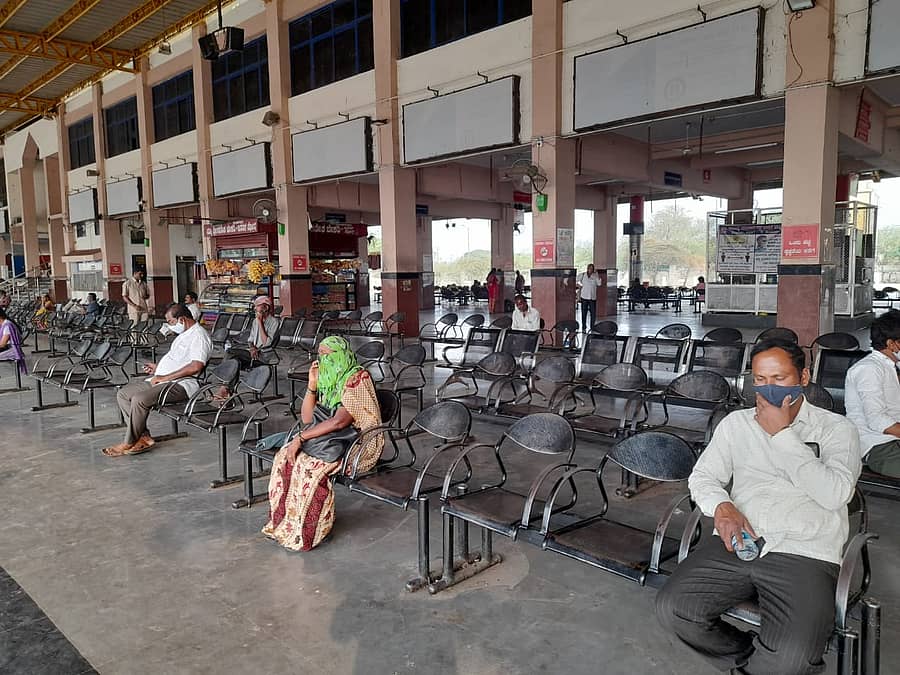 ಕಲಬುರ್ಗಿ ಬಸ್ ನಿಲ್ದಾಣದಲ್ಲಿ ಬಸ್ಗಾಗಿ ಕಾಯುತ್ತಿರುವ ಪ್ರಯಾಣಿಕರು