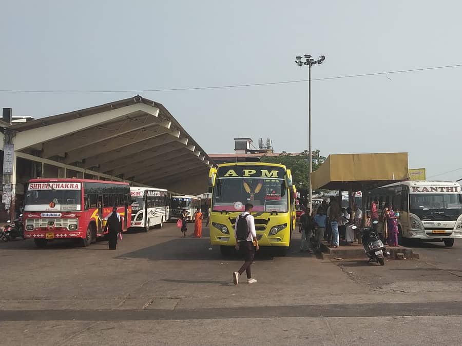 ಜಿಲ್ಲೆಯಾದ್ಯಂತ ಕೆಎಸ್ಆರ್ಟಿಸಿ ಬಸ್ಗಳು ಸಂಚರಿಸುತ್ತಿಲ್ಲ.