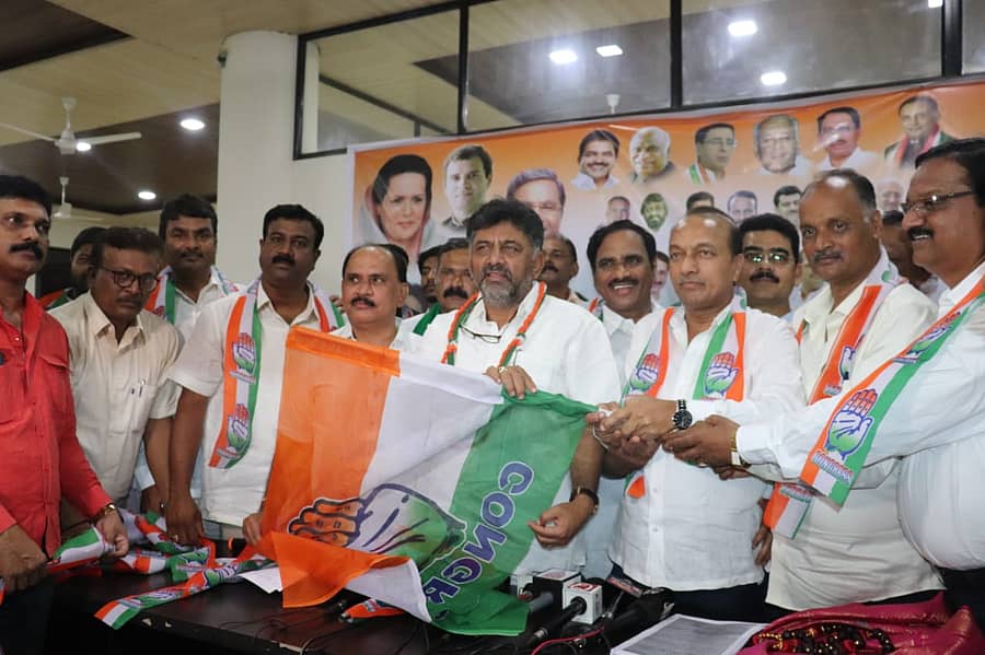 ಕಾಂಗ್ರೆಸ್ ಭವನದಲ್ಲಿ ಬುಧವಾರ ನಡೆದ ಕಾರ್ಯಕ್ರಮದಲ್ಲಿ ಪಕ್ಷದ ಧ್ವಜ ನೀಡಿ ಬರಮಾಡಿಕೊಂಡರು.