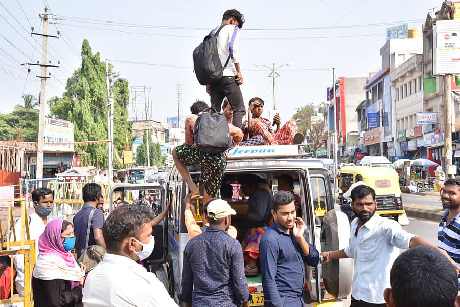 ಹಾವೇರಿ ಕೇಂದ್ರ ಸಾರಿಗೆ ಬಸ್ ನಿಲ್ದಾಣದ ಮುಂಭಾಗ ಬುಧವಾರ ಮ್ಯಾಕ್ಸಿಕ್ಯಾಬ್ಗಳ ಮೇಲೂ ಕುಳಿತು ಜನರು ಪ್ರಯಾಣಿಸಿದರು