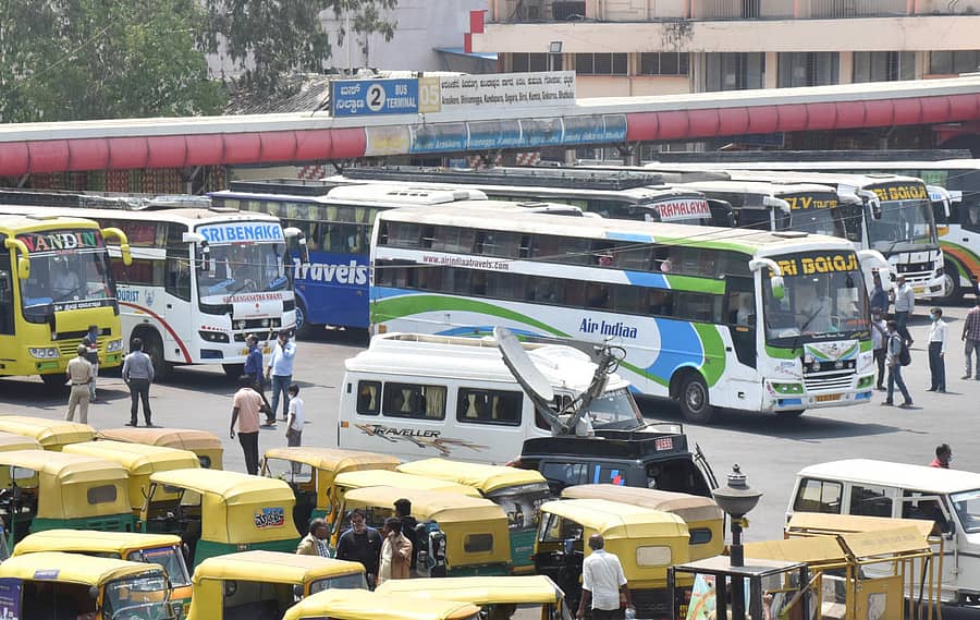 ಕೆಂಪೇಗೌಡ ಬಸ್‌ ನಿಲ್ದಾಣದಲ್ಲಿ ಖಾಸಗಿ ಬಸ್‌, ಮ್ಯಾಕ್ಸಿಕ್ಯಾಬ್ ಮತ್ತು ಆಟೋರಿಕ್ಷಾಗಳು ನಿಂತಿರುವುದು –ಪ್ರಜಾವಾಣಿ ಚಿತ್ರಗಳು