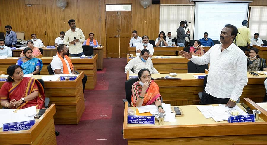 ದಾವಣಗೆರೆಯ ಮಹಾನಗರ ಪಾಲಿಕೆ ಕಚೇರಿಯಲ್ಲಿ ಬುಧವಾರ ನಡೆದ ತುರ್ತುಸಭೆಯಲ್ಲಿ ವಿರೋಧ ಪಕ್ಷದ ನಾಯಕ ನಾಗರಾಜ ಮತ್ತು ಪ್ರಸನ್ನಕುಮಾರ್ ಕೆ ಅವರು ಪರಸ್ಪರ ಚರ್ಚೆಯಲ್ಲಿ ತೊಡಗಿರುವುದು