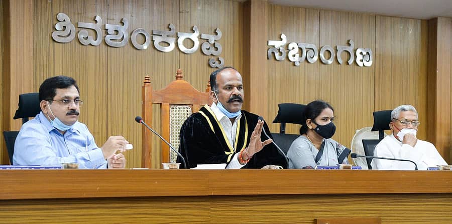 ದಾವಣಗೆರೆಯ ಮಹಾನಗರ ಪಾಲಿಕೆ ಕಚೇರಿ ಸಭಾಂಗಣದಲ್ಲಿ ಮೇಯರ್ ಎಸ್ ಟಿ ವಿರೇಶ್ ಅಧ್ಯಕ್ಷತೆಯಲ್ಲಿ ಸಾಮಾನ್ಯ ಸಭೆ ನಡೆಯಿತು.