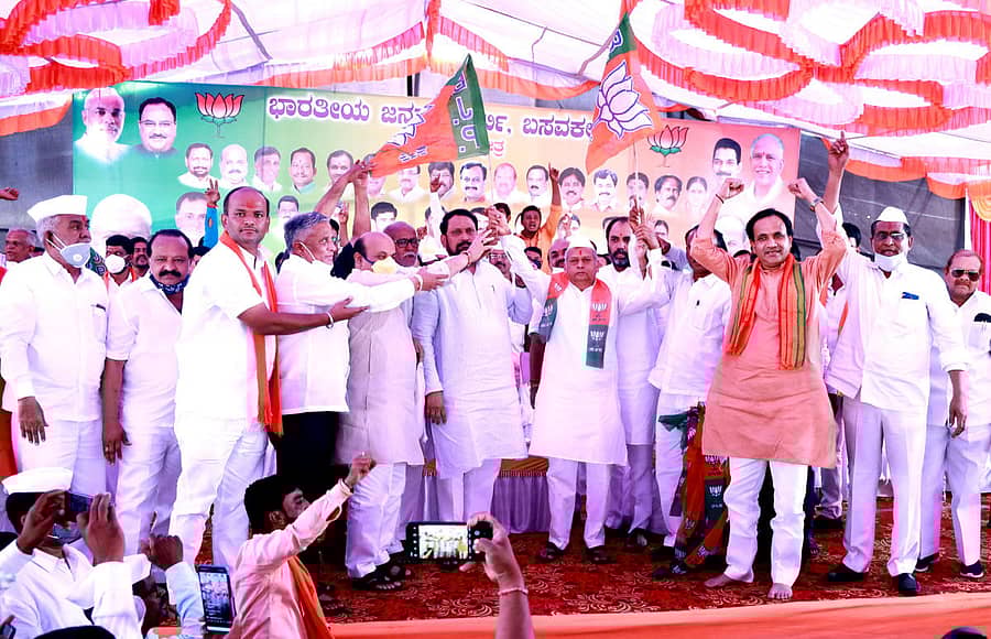 ಬಸವಕಲ್ಯಾಣದಲ್ಲಿ ಬುಧವಾರ ನಡೆದ ಕಾರ್ಯಕ್ರಮದಲ್ಲಿ ಉಪ ಮುಖ್ಯಮಂತ್ರಿ ಲಕ್ಷ್ಮಣ ಸವದಿ ಸಮ್ಮುಖದಲ್ಲಿ ಮಾಜಿ ಶಾಸಕ ಎಂ.ಜಿ.ಮುಳೆ ಬಿಜೆಪಿಗೆ ಸೇರ್ಪಡೆ ಮಾಡಿಕೊಂಡರು