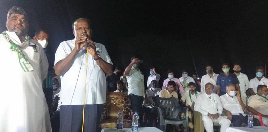 ಬಸವಕಲ್ಯಾಣ ತಾಲ್ಲೂಕಿನ ಚಿಟ್ಟಾದಲ್ಲಿ ಜೆಡಿಎಸ್ ಮುಖಂಡ ಎಚ್.ಡಿ.ಕುಮಾರಸ್ವಾಮಿ ಪಕ್ಷದ ಅಭ್ಯರ್ಥಿ ಯಸ್ರಬ್ ಅಲಿ ಖಾದ್ರಿ ಪರ ಮತಯಾಚಿಸಿದರು