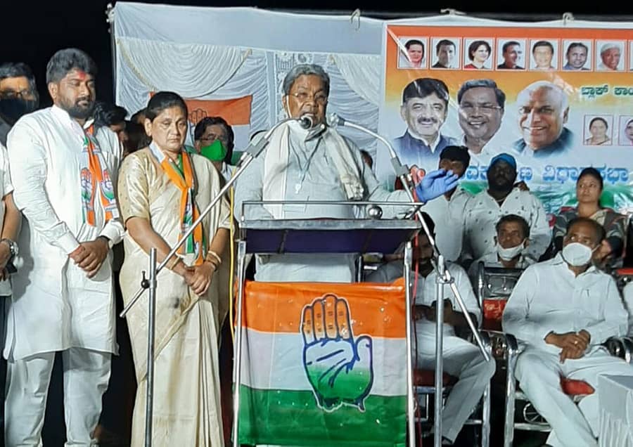 ಬಸವಕಲ್ಯಾಣ ತಾಲ್ಲೂಕಿನ ಮೋರಖಂಡಿ ಗ್ರಾಮದಲ್ಲಿ ಬಸವಕಲ್ಯಾಣ ವಿಧಾನಸಭಾ ಕ್ಷೇತ್ರದ ಕಾಂಗ್ರೆಸ್‌ ಅಭ್ಯರ್ಥಿ ಬಿ.ಮಾಲಾ ಪರ ಪ್ರಚಾರ ಸಭೆಯಲ್ಲಿ ವಿಧಾನಸಭೆಯ ಪ್ರತಿಪಕ್ಷದ ನಾಯಕ ಸಿದ್ದರಾಮಯ್ಯ ಮಾತನಾಡಿದರು