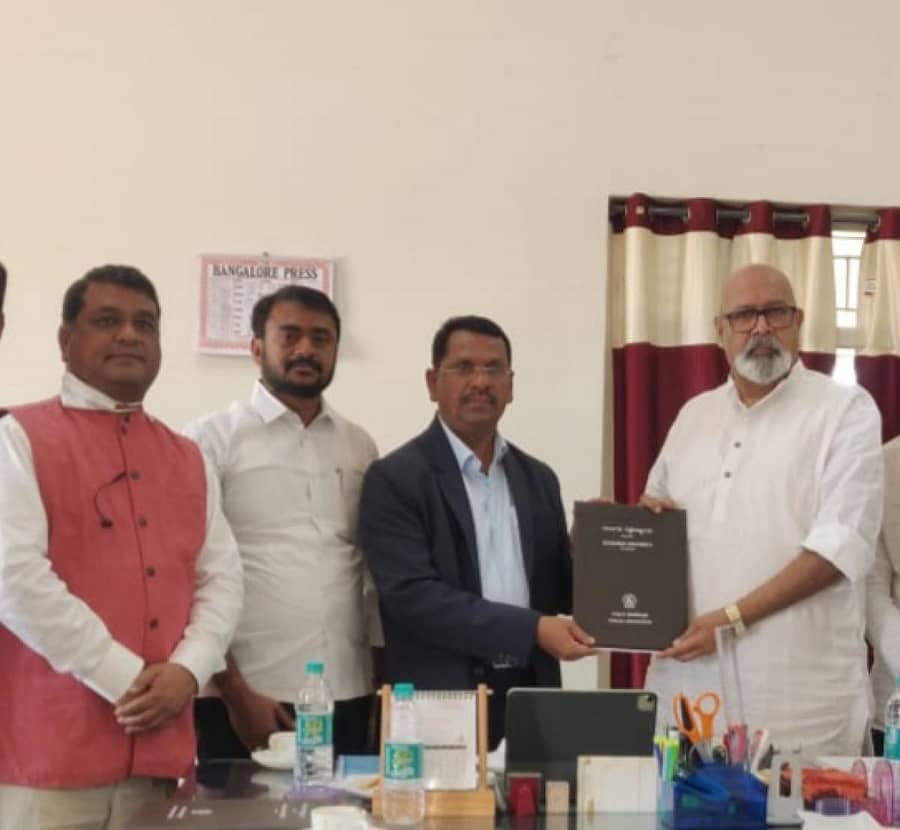 ತಾಲ್ಲೂಕಿನ ರಾಯಚೂರು ವಿಶ್ವವಿದ್ಯಾಲಯಕ್ಕೆ ಗುರುವಾರ ಗುಲ್ಬರ್ಗಾ ವಿಶ್ವವಿದ್ಯಾಲಯದ ಕುಲಪತಿ ಪ್ರೊ.ದಯಾನಂದ ಅಗಸರ್ ಅವರು ರಾಯಚೂರು ವಿಶ್ವವಿದ್ಯಾಲಯದ ಪ್ರೊ.ರಾಮಸ್ವಾಮಿ ಅವರಿಗೆ ಅಧಿಕೃತವಾಗಿ ಆಸ್ತಿಗಳ ದಾಖಲೆಗಳನ್ನು ಹಸ್ತಾಂತರಿದರು