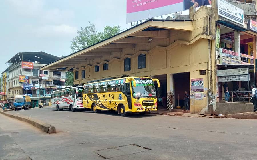 ಸಾರಿಗೆ ನೌಕರರ ಮುಷ್ಕರದ ಹಿನ್ನೆಲೆಯಲ್ಲಿ ಗುರುವಾರವೂ ಕೆಎಸ್‌ಆರ್‌ಟಿಸಿ ಬಸ್‌ಗಳು ರಸ್ತೆಗಿಳಿಯಲಿಲ್ಲ. ಬದಲಾಗಿ ಖಾಸಗಿ ಬಸ್‌ಗಳು ಸಂಚರಿಸಿದವು.