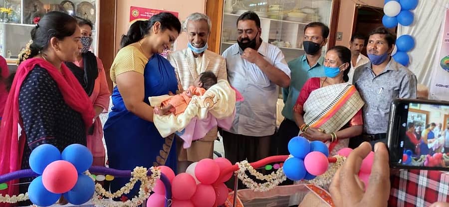 ದತ್ತು ಸಂಸ್ಥೆಯಲ್ಲಿ ನಡೆದ ಮಕ್ಕಳ ನಾಮಕರಣ ಮಹೋತ್ಸವಕ್ಕೆ ಜಿಲ್ಲಾಧಿಕಾರಿ ಆರ್.ಲತಾ ಚಾಲನೆ ನೀಡಿದರು