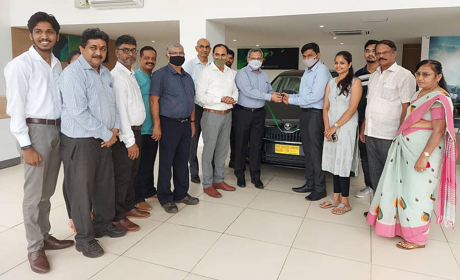 ಅಂಬಾಗಿಲಿನ ರಾಮರಾಜ್ ಟವರ್ನಲ್ಲಿ ಗುರುವಾರ ಕಾರ್ಯಾರಂಭ ಮಾಡಿದ ಸ್ಕೋಡಾ ಅಟೋ ಇಂಡಿಯಾದ ಟಫೆ ಎಕ್ಸೆಸ್ ನೂತನ ಶೋರೂಂನಲ್ಲಿ ಮಣಿಪಾಲ ಟೆಕ್ನಾಲಜೀಸ್ ಲಿಮಿಟೆಡ್ನ ಮುಖ್ಯಕಾರ್ಯನಿರ್ವಹಣಾಧಿಕಾರಿ ಅಭಯ್ ಗುಪ್ತ ಪ್ರಥಮ ಗ್ರಾಹಕರಾದ ನೀರಜ್ ಶ್ರೀಕಾಂತ್ ಯಾದವ್ ಅವರಿಗೆ ಕಾರಿನ ಕೀ ಹಸ್ತಾಂತರಿಸಿದರು.