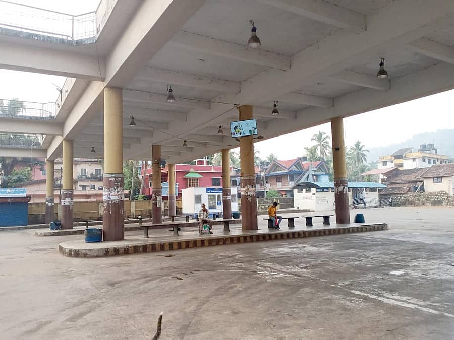 ಕಾರವಾರ ಬಸ್ ನಿಲ್ದಾಣದಲ್ಲಿ ಗುರುವಾರವೂ ಬಸ್ಗಳ ಸಂಚಾರ ಇರಲಿಲ್ಲ