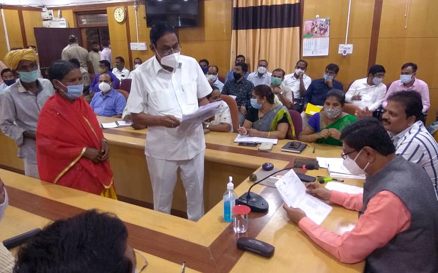 ದಾವಣಗೆರೆಯಲ್ಲಿ ಗುರುವಾರ ನಡೆದ ಜನಸ್ಪಂದನ ಸಭೆಗೆ ಬಂದ ಹೊನ್ನಾಳಿಯ ಮಾಜಿ ಶಾಸಕ ಡಿ.ಜಿ.ಶಾಂತನಗೌಡ ಅವರು ಗಂಗಾ ಕಲ್ಯಾಣ ಯೋಜನೆಯಡಿ ತಮ್ಮ ಅವಧಿಯಲ್ಲಿ ಆಯ್ಕೆಮಾಡಿದ್ದ ಫಲಾನುಭವಿಗಳಿಗೆ ಕೊಳವೆಬಾವಿ ಕೊರೆಸಿಕೊಡುತ್ತಿಲ್ಲ ಎಂದು ಜಿಲ್ಲಾಧಿಕಾರಿಗೆ ದೂರು ಸಲ್ಲಿಸಿದರು.