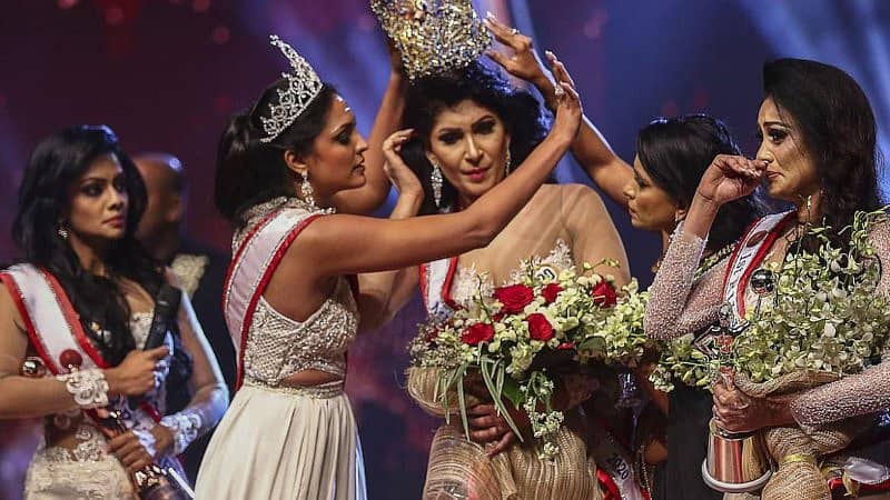 ಮಿಸೆಸ್ ಶ್ರೀಲಂಕಾ-2020ರ ವಿಜೇತೆ ಕ್ಯಾರೋಲಿನ್ ಜೂರಿ ಅವರು ಪುಷ್ಪಿಕಾ ತಲೆಗೆ ತೊಡಿಸಿದ್ದ ಕಿರೀಟವನ್ನು ಕಿತ್ತುಕೊಳ್ಳುತ್ತಿರುವುದು