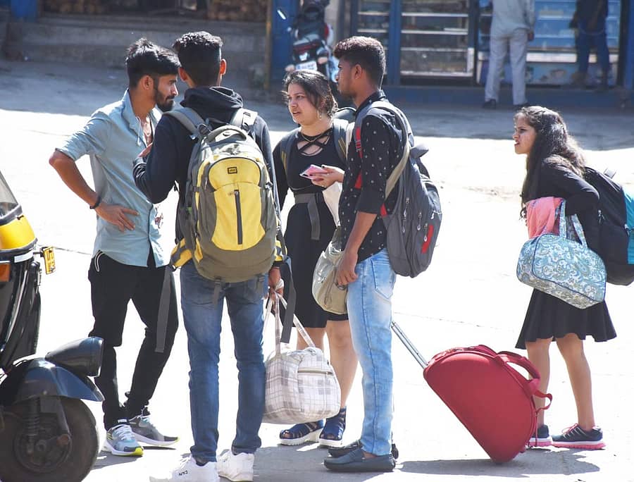 ದೂರದ ಊರಿಗೆ ತೆರಳಲು ಪ್ರಯಾಣಿಕರ ಪರದಾಟ