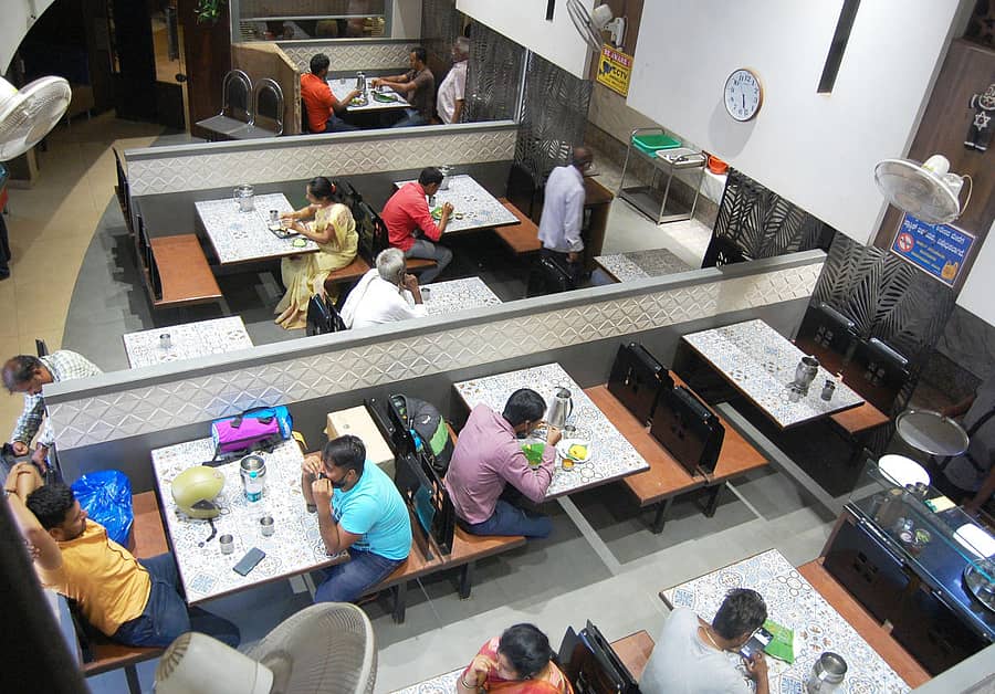 ಹುಬ್ಬಳ್ಳಿಯ ಹೋಟೆಲ್‌ವೊಂದರಲ್ಲಿ ಗ್ರಾಹಕರು ವಿರಳವಾಗಿರುವುದು   ಪ್ರಜಾವಾಣಿ ಚಿತ್ರ