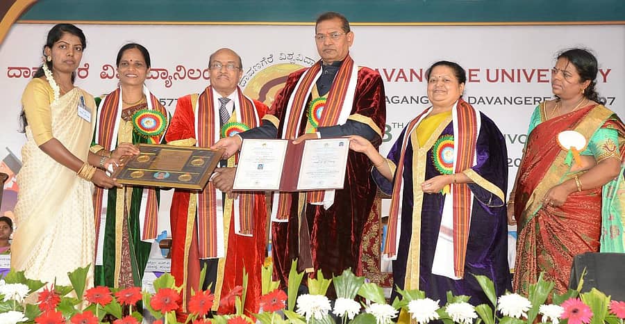  ನಾಲ್ಕು ಸ್ವರ್ಣ ಪದಕ ಪಡೆದ ಮೇಘಾ ಎಸ್ ಎನ್. ಅವರಿಗೆ ದಾವಣಗೆರೆ ವಿಶ್ವವಿದ್ಯಾಲಯದ ಆವರಣದಲ್ಲಿ ನಡೆದ 8ನೇ ಘಟಿಕೋತ್ಸವದಲ್ಲಿ ಪದಕ ಮತ್ತು ಪದವಿ ಪ್ರದಾನ ಮಾಡಲಾಯಿತು. ದಾವಣಗೆರೆ ವಿಶ್ವವಿದ್ಯಾಲಯದ ಕುಲಪತಿ ಪ್ರೊ.ಎಸ್.ವಿ ಹಲಸೆ, ದಾವಣಗೆರೆ ವಿಶ್ವವಿದ್ಯಾಲಯದ ಕುಲಸಚಿವರಾದ ಅನಿತಾ ಎಚ್‌.ಎಸ್‌., ಗಾಯತ್ರಿ ದೇವರಾಜ್, ಶಿಕ್ಷಣ ತಜ್ಞ ಗುರುರಾಜ ಕರ್ಜಗಿ ಇದ್ದಾರೆ–ಪ್ರಜಾವಾಣಿ ಚಿತ್ರ/ ಸತೀಶ ಬಡಿಗೇರ್