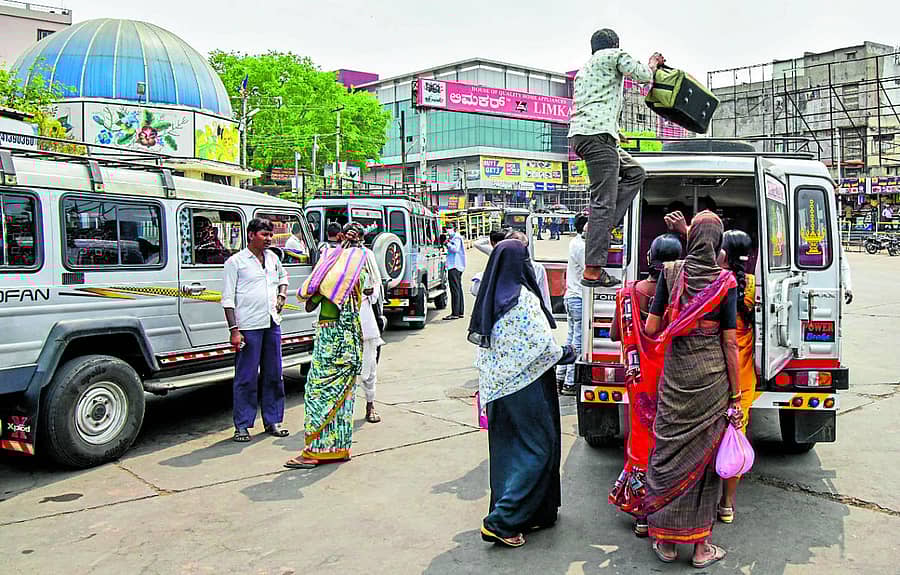 ಸಾರಿಗೆ ಸಂಸ್ಥೆ ಬಸ್ಗಳ ಸಂಚಾರವಿರದ ಕಾರಣ ಕಲಬುರ್ಗಿಯ ಕೇಂದ್ರ ಬಸ್ ನಿಲ್ದಾಣದಲ್ಲಿ ಗುರುವಾರ ಪ್ರಯಾಣಿಕರಿಗಾಗಿ ಖಾಸಗಿ ವಾಹನಗಳ ವ್ಯವಸ್ಥೆ ಮಾಡಲಾಗಿತ್ತು –ಪ್ರಜಾವಾಣಿ ಚಿತ್ರ