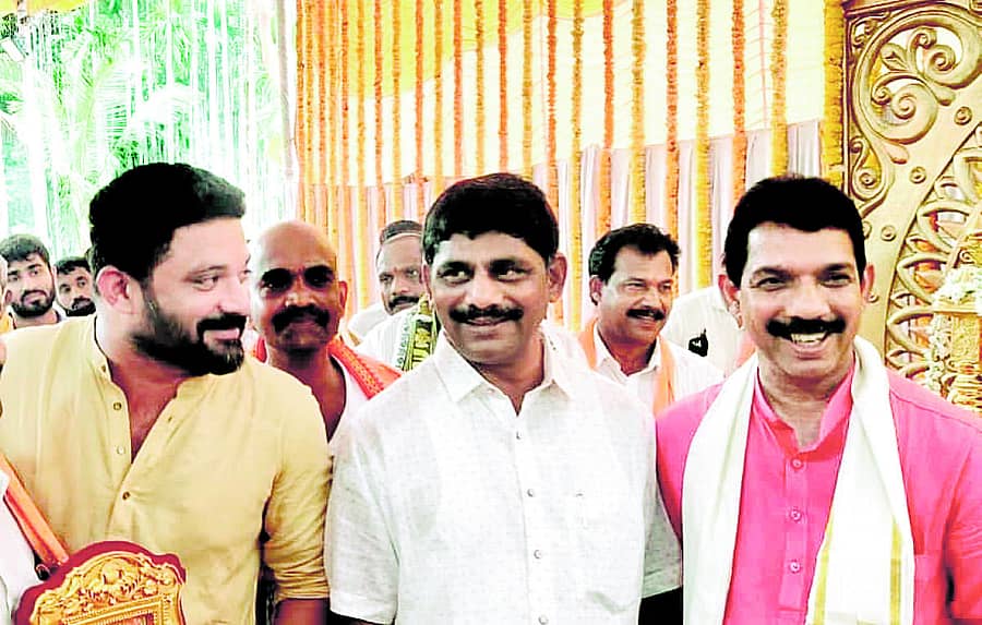 ಕುಂಜಾಡಿಯಲ್ಲಿ ನಡೆಯುತ್ತಿರುವ ಧರ್ಮ ನೇಮೋತ್ಸವದಲ್ಲಿ ಸಂಸದ ಡಿ.ಕೆ.ಸುರೇಶ್‌, ಕಾಂಗ್ರೆಸ್‌ ಮುಖಂಡ ಮಿಥುನ್‌ ರೈ ಭಾಗವಹಿಸಿದ್ದರು