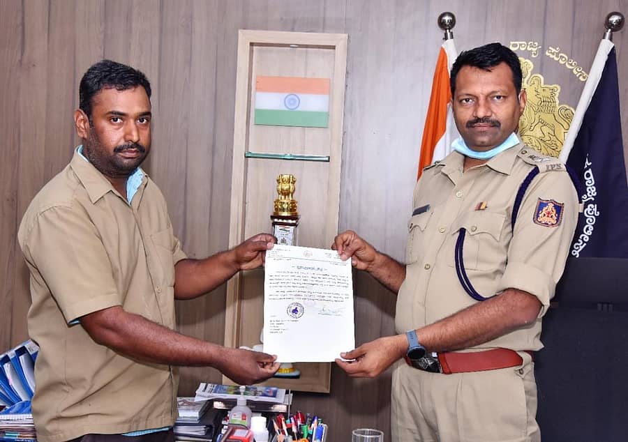 ದಾವಣಗೆರೆಯ ಪಿ.ಜೆ. ಬಡಾವಣೆಯ ರಸ್ತೆಯಲ್ಲಿ ಬಿದ್ದಿದ್ದ ಬಂಗಾರ ಹಾಗೂ ಹಣ ಇದ್ದ ಪರ್ಸ್‌ ಅನ್ನು ಪೊಲೀಸರಿಗೆ ಒಪ್ಪಿಸಿ ಪ್ರಾಮಾಣಿಕತೆ ಮೆರೆದ ಆಟೊ ಚಾಲಕ ಜಗದೀಶ್ ಆರ್‌.ಟಿ. ಅವರಿಗೆ ಜಿಲ್ಲಾ ಪೊಲೀಸ್‌ ವರಿಷ್ಠಾಧಿಕಾರಿ ಹನುಮಂತರಾಯ ಅವರು ಗುರುವಾರ ‘ಪ್ರಶಂಸಾ ಪತ್ರ’ ನೀಡಿದರು.