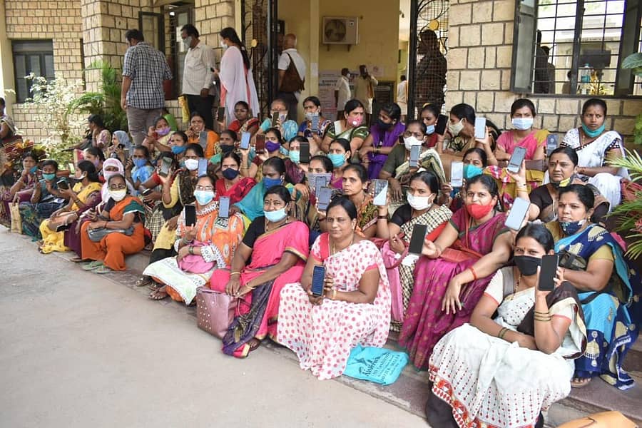 ಅಂಗನವಾಡಿ ಕಾರ್ಯಕರ್ತೆಯರು ಶುಕ್ರವಾರ ಹೊಸಪೇಟೆ ತಹಶೀಲ್ದಾರ್‌ ಕಚೇರಿ ಎದುರು ಮೊಬೈಲ್‌ನಲ್ಲಿ ‘ಇ–ಪೋಷಣ್‌’ ಟ್ರ್ಯಾಕರ್‌ ಆ್ಯಪ್‌ ಪ್ರದರ್ಶಿಸಿ, ಅದರ ವಿರುದ್ಧ ಪ್ರತಿಭಟನೆ ನಡೆಸಿದರು