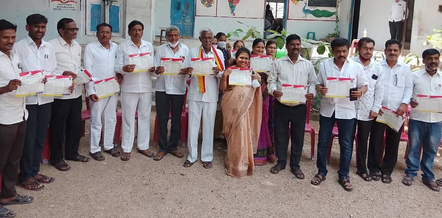 ಸಿಂಧನೂರಿನ ರಾಜೇಂದ್ರಕುಮಾರ ಮೆಮೋರಿಯಲ್ ಶಾಲೆಯ ಆವರಣದಲ್ಲಿ ಕನ್ನಡ ಸಾಹಿತ್ಯ ಪರಿಷತ್ ಜಿಲ್ಲಾ ಘಟಕದ ಅಧ್ಯಕ್ಷ ಸ್ಥಾನಕ್ಕೆ ಸ್ಪರ್ಧಿಸಿರುವ ಇಟಗಿ ಭೀಮನಗೌಡ ಅವರ ಮತಯಾಚನೆಯ ಕರಪತ್ರವನ್ನು ಶುಕ್ರವಾರ ಬಿಡುಗಡೆ ಮಾಡಲಾಯಿತು