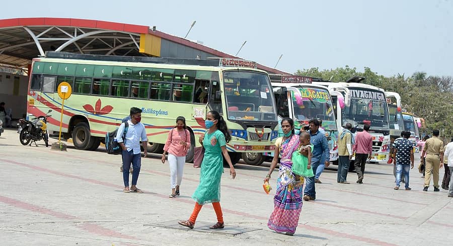 ಕೆಎಸ್ಆರ್ಟಿಸಿ ನೌಕರರ ಮುಷ್ಕರ ಮೂರನೇ ದಿನಕ್ಕೆ ಕಾಲಿಟ್ಟಿದ್ದು, ದಾವಣಗೆರೆಯ ಕೆಎಸ್ಆರ್ಟಿಸಿ ಬಸ್ ನಿಲ್ದಾಣದಲ್ಲಿ ಖಾಸಗಿ ಬಸ್ಗಳು ಬಂದು ನಿಂತಿದ್ದವು –ಪ್ರಜಾವಾಣಿ ಚಿತ್ರ