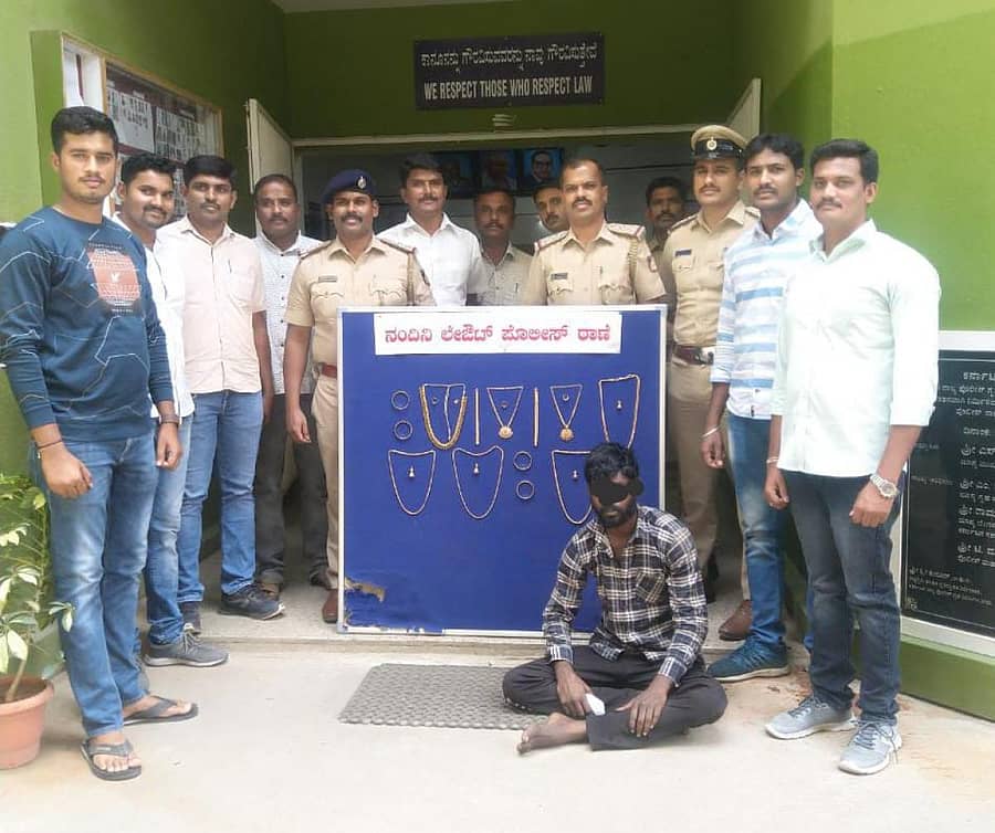 ಜಪ್ತಿ ಮಾಡಲಾದ ಚಿನ್ನಾಭರಣ ಜೊತೆ ಬಂಧಿತ ಆರೋಪಿ ಪ್ರೇಮ್ಕುಮಾರ್ ಹಾಗೂ ಆತನನ್ನು ಬಂಧಿಸಿದ ನಂದಿನಿ ಲೇಔಟ್ ಠಾಣೆ ಪೊಲೀಸರ ತಂಡ