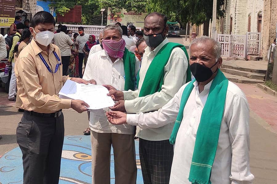 ವಿಜಯಪುರದ ಅಖಂಡ ಕರ್ನಾಟಕ ರೈತ ಸಂಘದ ಪದಾಧಿಕಾರಿಗಳು ಹೆಚ್ಚುವರಿ ಜಿಲ್ಲಾಧಿಕಾರಿ ರಮೇಶ ಕಳಸದ ಅವರಿಗೆ ಮನವಿ ಸಲ್ಲಿಸಿದರು