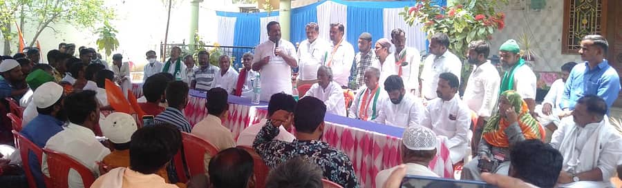 ತುರ್ವಿಹಾಳ ಪಟ್ಟಣದಲ್ಲಿ ಕಾಂಗ್ರೆಸ್ ಅಭ್ಯರ್ಥಿ ಬಸನಗೌಡ ತುರ್ವಿಹಾಳ ಪರ ಮಾಜಿ ಸಚಿವ ಯು.ಟಿ.ಖಾದರ್ ಮತ ಯಾಚಿಸಿದರು