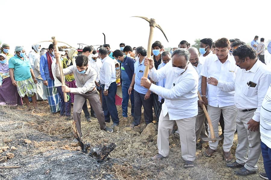 ಉದ್ಯೋಗ ಖಾತ್ರಿ ಯೋಜನೆಯಡಿ ‘ಕ್ಯಾಚ್ ದ್ ರೈನ್‌’ ಜಲಶಕ್ತಿ ಅಭಿಯಾನಕ್ಕೆ ಶುಕ್ರವಾರ ಕುಳೇನೂರ ನೂತನ ಕೆರೆ ಆವರಣದಲ್ಲಿ ಚಾಲನೆ ನೀಡಲಾಯಿತು. ಶಾಸಕ ವಿರೂಪಾಕ್ಷಪ್ಪ ಬಳ್ಳಾರಿ ಮತ್ತು ಸಿಇಒ ಮೊಹಮ್ಮದ್‌ ರೋಶನ್‌ ಶ್ರಮದಾನದಲ್ಲಿ ಪಾಲ್ಗೊಂಡರು