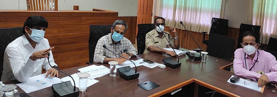 ಜಿಲ್ಲಾಧಿಕಾರಿ ಕಚೇರಿ ಸಭಾಂಗಣದಲ್ಲಿ ಶುಕ್ರವಾರ ಜಿಲ್ಲೆಯಲ್ಲಿ ಕೋವಿಡ್ ನಿಯಂತ್ರಣಕ್ಕೆ ಕೈಗೊಳ್ಳಬೇಕಾದ ಕ್ರಮಗಳ ಕುರಿತ ಸಭೆಯಲ್ಲಿ ಜಿಲ್ಲಾ ಉಸ್ತುವಾರಿ ಕಾರ್ಯದರ್ಶಿ ಡಾ.ಎಂ.ಟಿ.ರೇಜು ಮಾತನಾಡಿದರು.