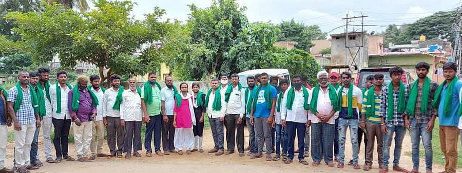 ರಸಗೊಬ್ಬರ ಬೆಲೆ ಹೆಚ್ಚಳದ ವಿಚಾರವಾಗಿ ರಾಜ್ಯ ರೈತ ಸಂಘ ಮತ್ತು ಹಸಿರು ಸೇನೆ ಸದಸ್ಯರು ಕೋಲಾರದಲ್ಲಿ ಶುಕ್ರವಾರ ಸಭೆ ನಡೆಸಿದರು.