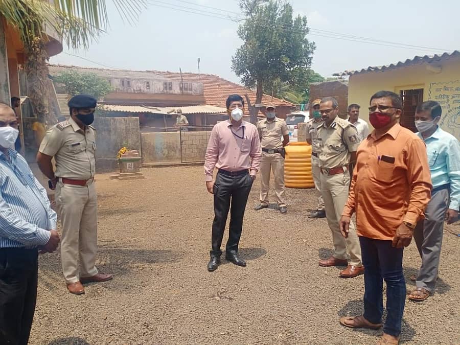 ಬೆಳಗಾವಿ ತಾಲ್ಲೂಕಿನ ಧಾಮಣೆ ಎಸ್. ಬೈಲೂರ ಗ್ರಾಮದ ಮತಗಟ್ಟೆಗೆ ಜಿಲ್ಲಾಧಿಕಾರಿ ಡಾ.ಕೆ. ಹರೀಶ್‌ಕುಮಾರ್ ಹಾಗೂ ನಗರ ಪೊಲೀಸ್ ಆಯುಕ್ತ ಕೆ. ತ್ಯಾಗರಾಜನ್‌ ಶುಕ್ರವಾರ ಭೇಟಿ ನೀಡಿ ಪರಿಶೀಲಿಸಿದರು